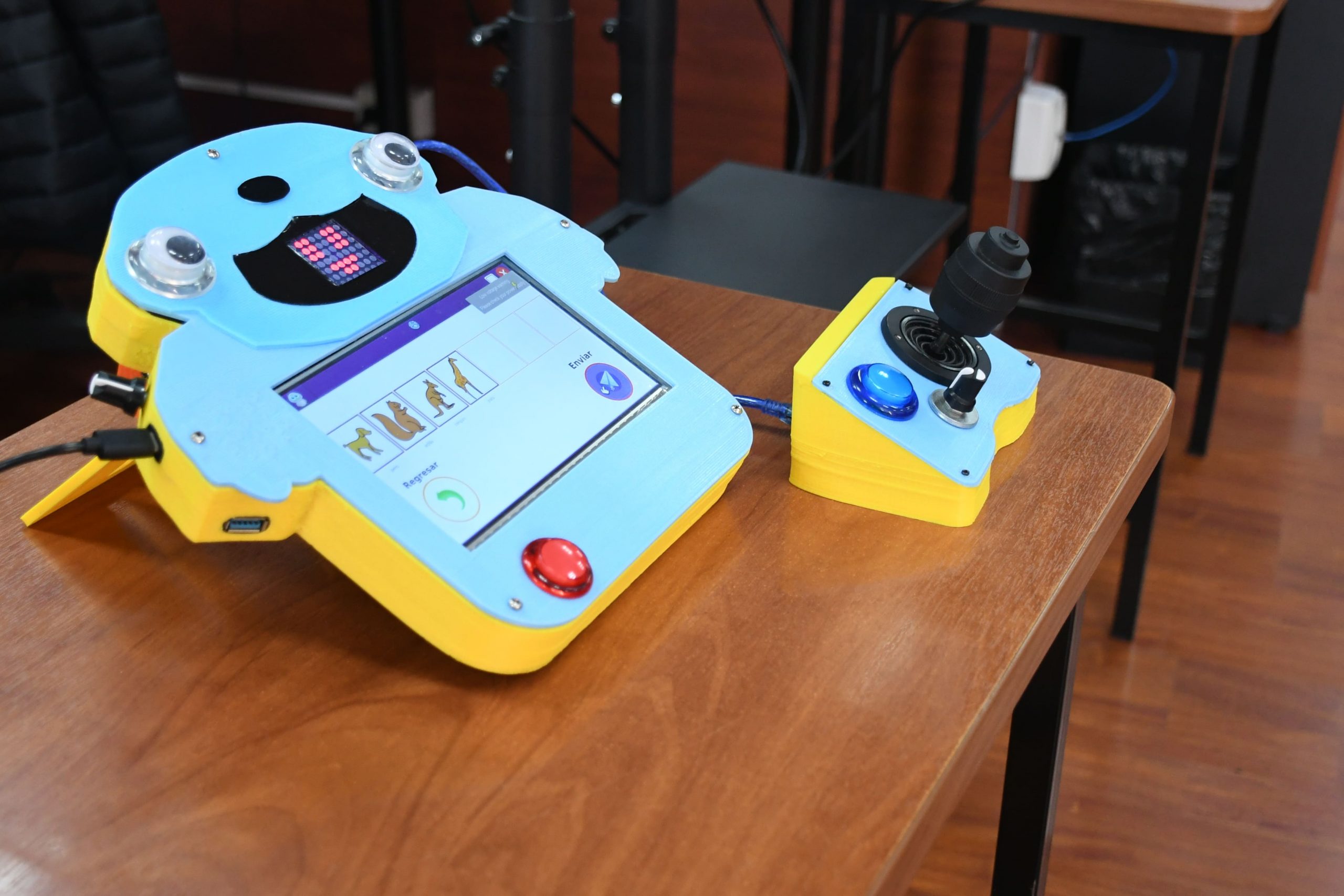 Dispositivo desarrollado por estudiantes la cerrera de Electrónica para mejorar las capacidades educativas y motrices