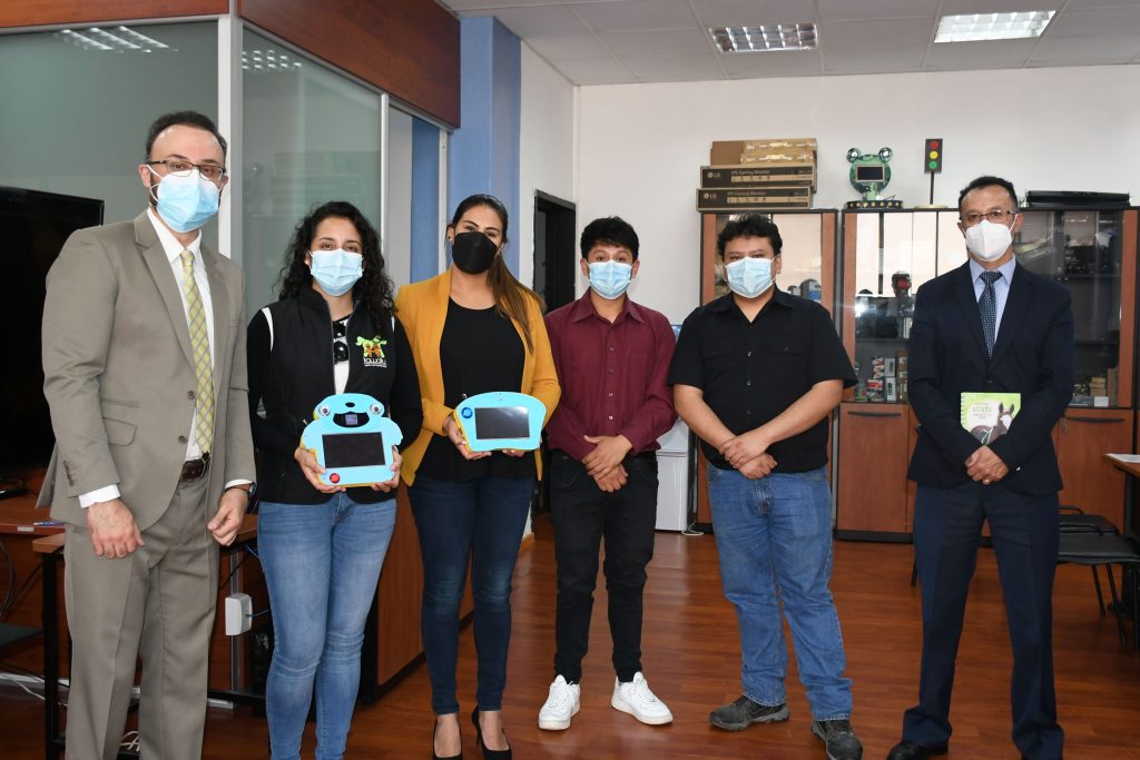 Entrega de dispositivo para asistencia de personas con discapacidad para la fundación Kawallu