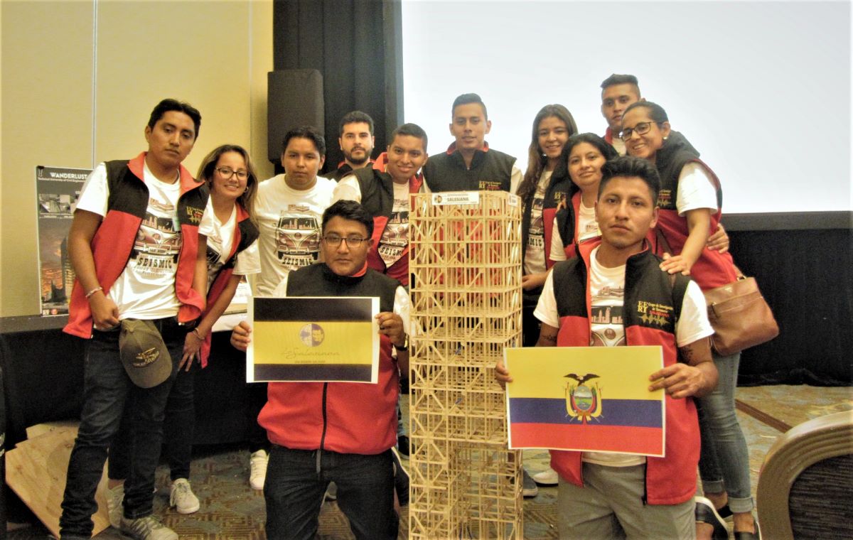 Estudiantes destacan en Concurso de Sismología en California, con un edificio escala y tecnología de disipación