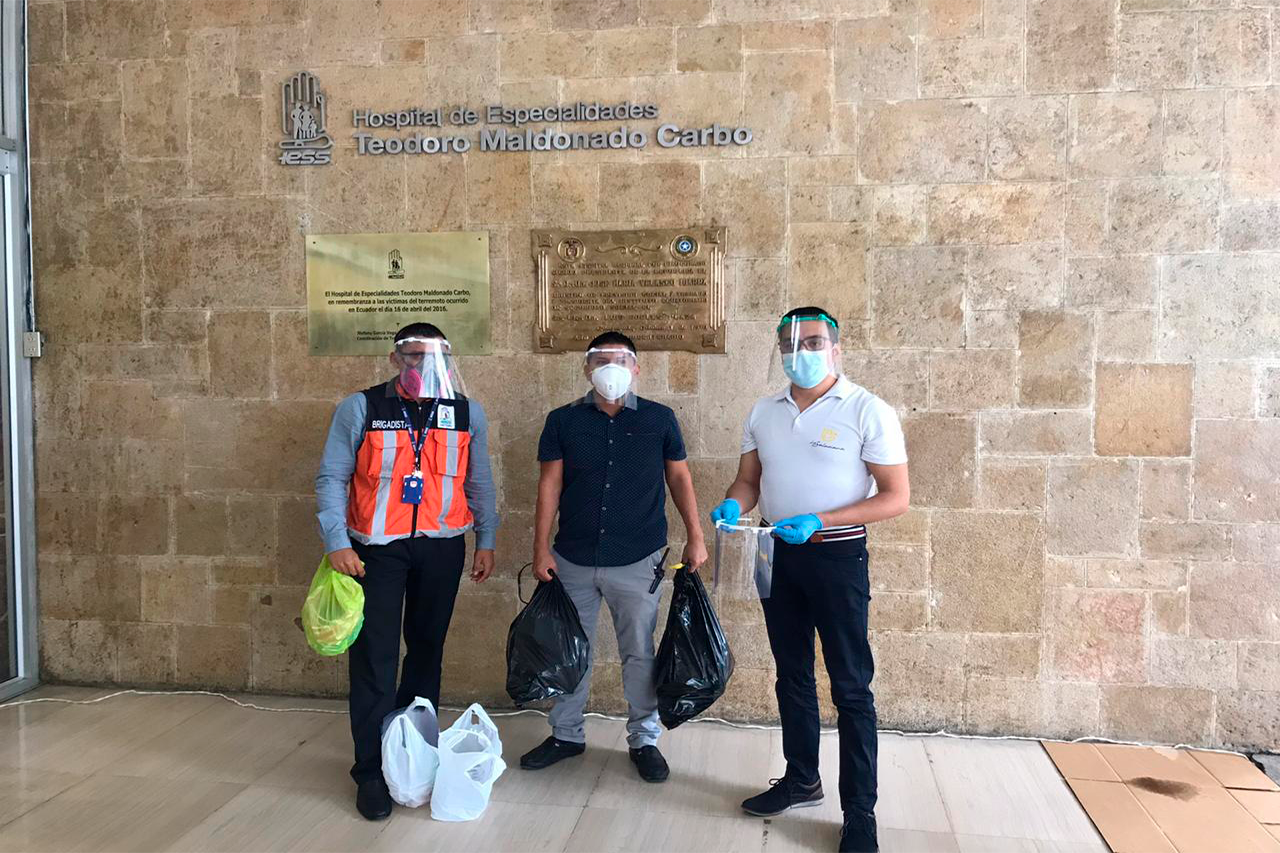 Personal sanitario de Guayaquil reciben protectores faciales fabricados por estudiantes