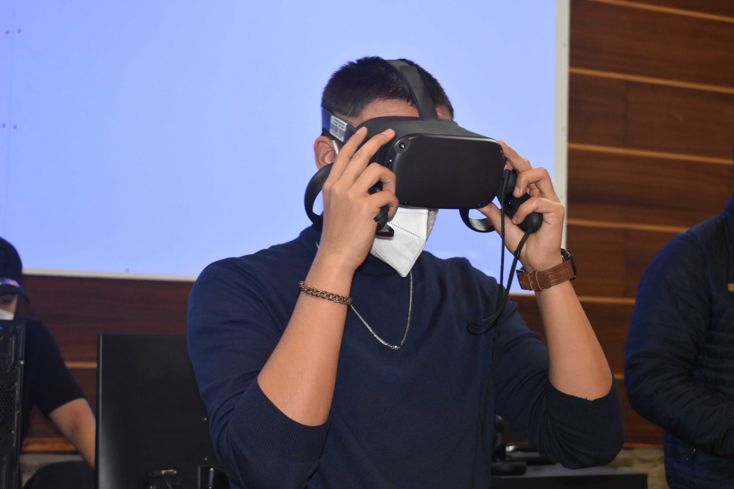 Proyecto de entornos virtuales para la educación vial, de investigadores UPS se socializó con la empresa EMOV