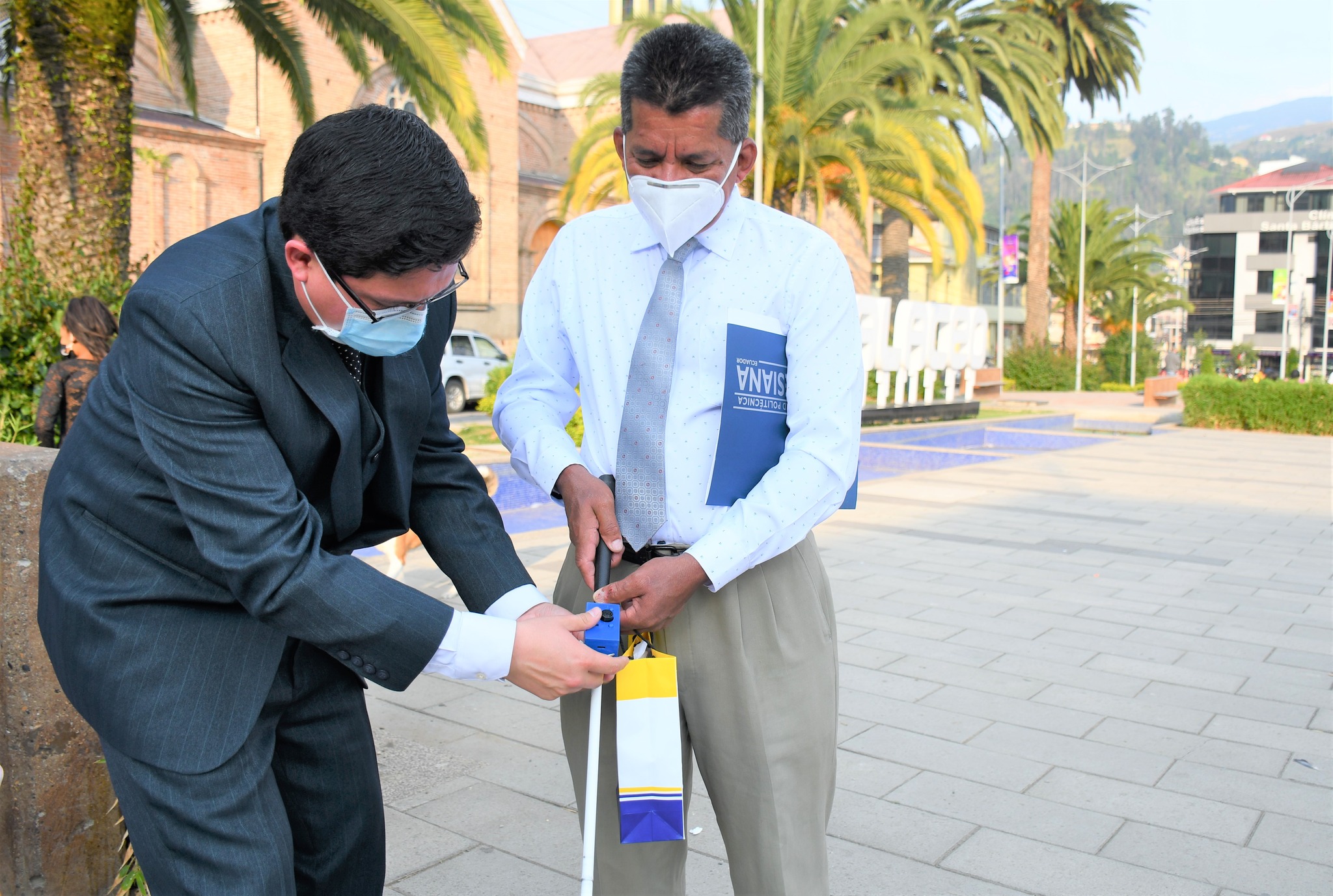 Estudiantes de la UPS sede Cuenca diseñan y fabrican dispositivos de asistencia para personas con discapacidad visual