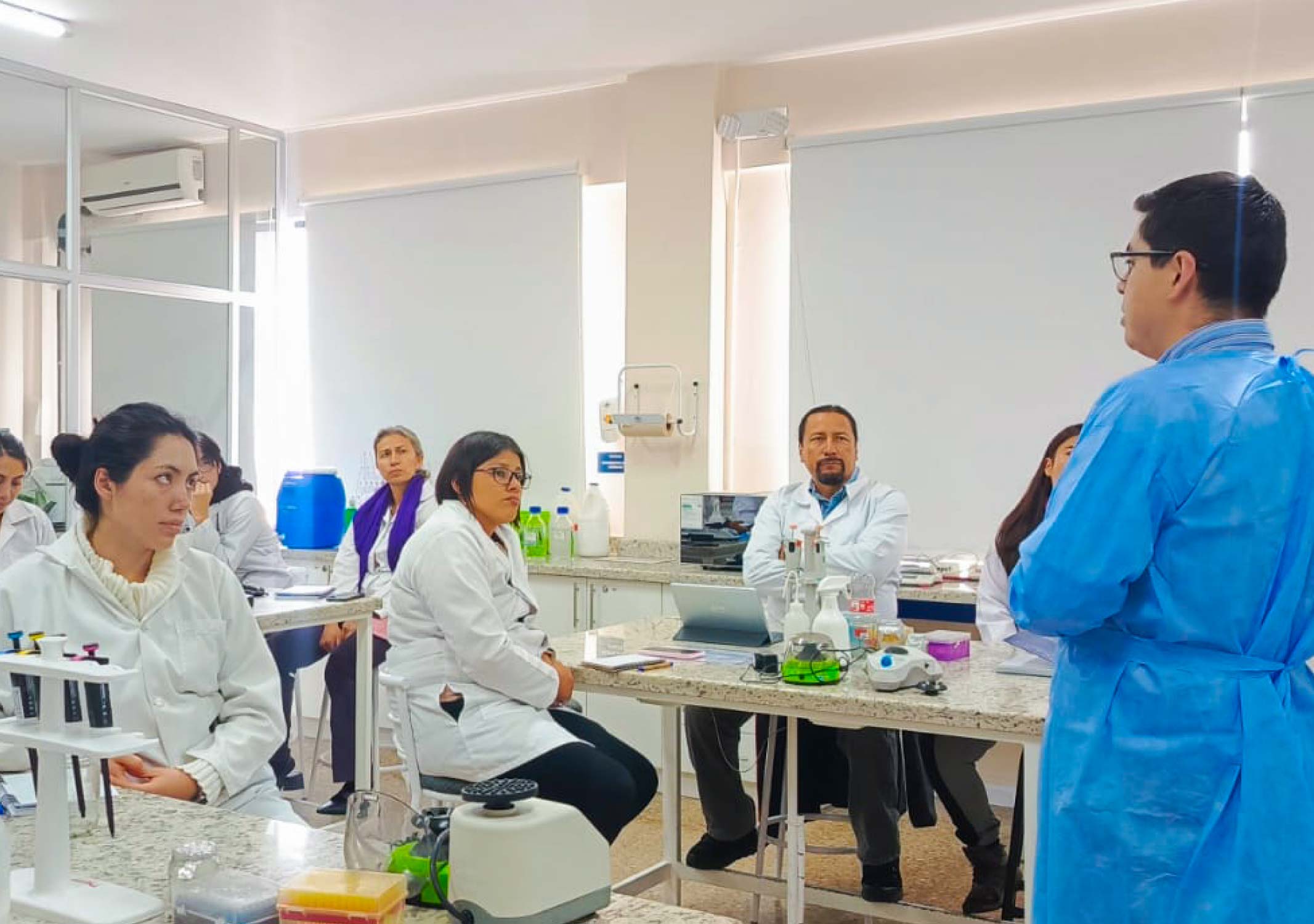 Docentes y estudiantes se capacitan en técnicas cromatográficas y de secuenciación